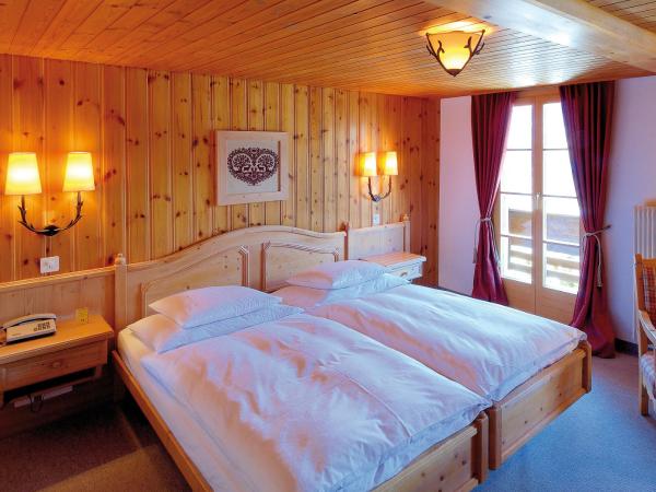 Hotel Alpenrose Wengen - bringing together tradition and modern comfort : photo 1 de la chambre chambre double supérieure avec balcon et vue sur la montagne