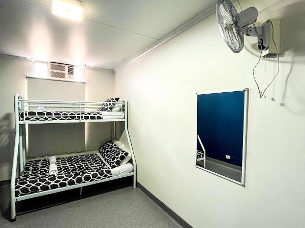 MOM Darwin : photo 2 de la chambre chambre double ou lits jumeaux avec salle de bains commune - réservée aux adultes