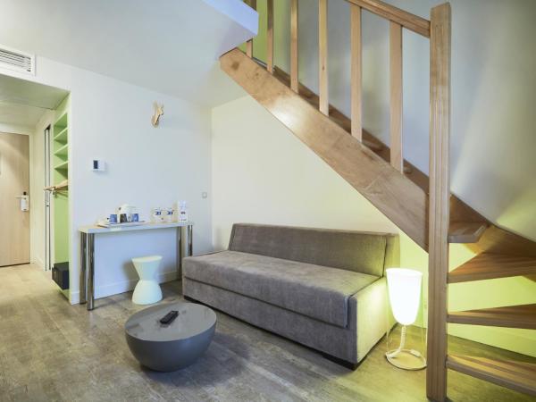 Kyriad Paris 18 - Porte de Clignancourt - Montmartre : photo 6 de la chambre chambre supérieure avec 1 lit double et 1 lit simple