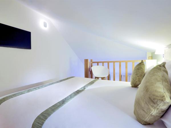 Kyriad Paris 18 - Porte de Clignancourt - Montmartre : photo 9 de la chambre chambre supérieure avec 1 lit double et 1 lit simple