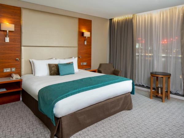 Crowne Plaza London - Docklands, an IHG Hotel : photo 6 de la chambre suite junior lit king-size avec minibar