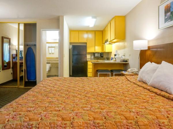 Days Inn by Wyndham Mission Valley-SDSU : photo 3 de la chambre suite avec 2 lits queen-size - fumeurs