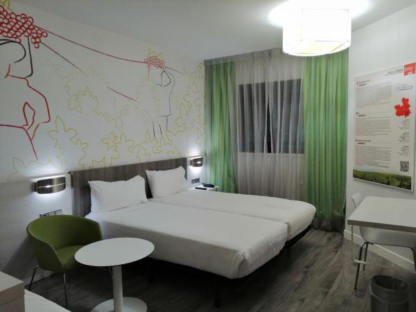 Ibis Styles Madrid Prado : photo 3 de la chambre chambre double avec lit d’appoint enfant