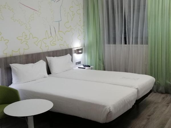 Ibis Styles Madrid Prado : photo 4 de la chambre chambre double avec lit d’appoint enfant