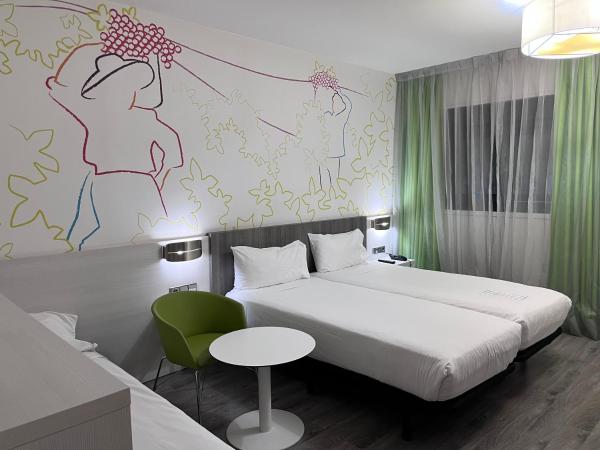 Ibis Styles Madrid Prado : photo 7 de la chambre chambre double avec lit d’appoint enfant