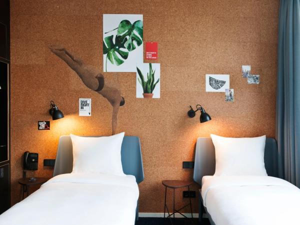 Conscious Hotel Amsterdam City - The Tire Station : photo 4 de la chambre chambre lits jumeaux Écologique