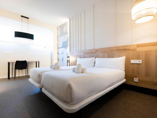 URBAIA ROOMS : photo 1 de la chambre chambre double avec lit d'appoint
