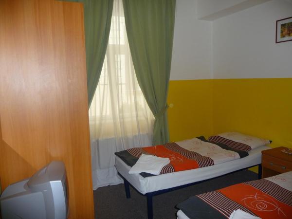 Pension City Center : photo 6 de la chambre chambre lits jumeaux Économique