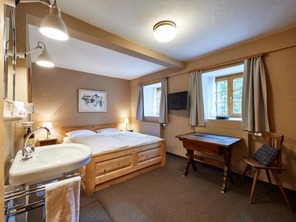 Hotel Stoffel - adults only : photo 2 de la chambre chambre double Économique avec salle de bains extérieure privative.