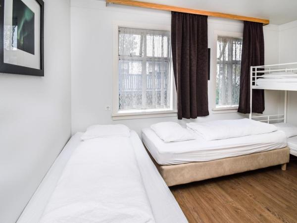 Guesthouse Aurora : photo 4 de la chambre chambre familiale avec salle de bains commune