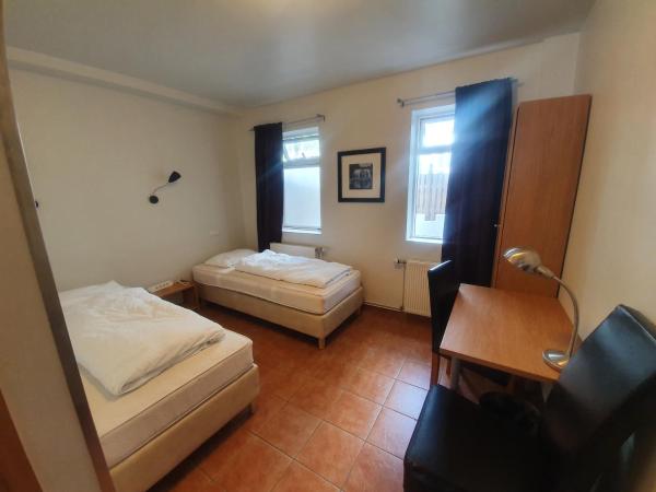 Guesthouse Aurora : photo 4 de la chambre chambre double ou lits jumeaux avec salle de bains privative