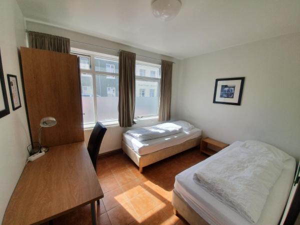 Guesthouse Aurora : photo 3 de la chambre chambre double ou lits jumeaux avec salle de bains privative