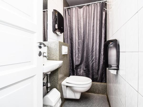 Guesthouse Aurora : photo 2 de la chambre petite chambre double avec salle de bains commune