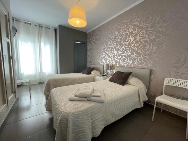 Hostal Mediterráneo : photo 1 de la chambre chambre double ou lits jumeaux supérieure avec balcon