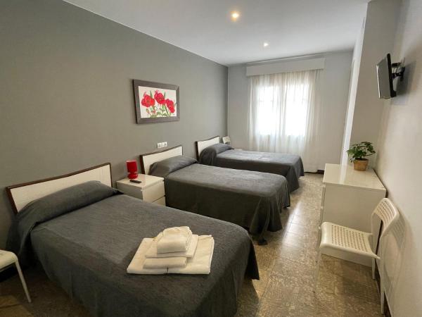 Hostal Mediterráneo : photo 1 de la chambre chambre triple standard