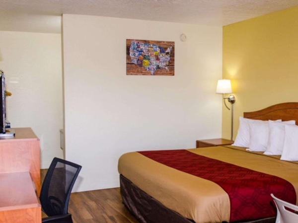 Econo Lodge East : photo 2 de la chambre chambre lit king-size