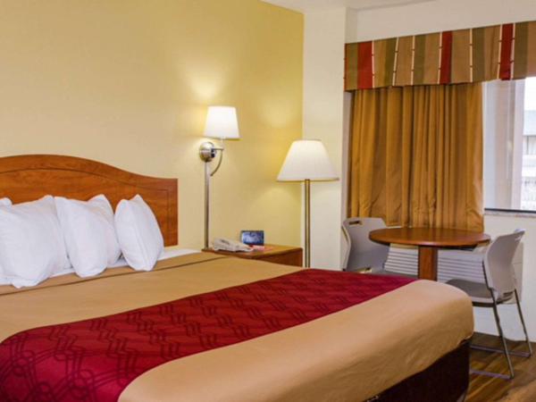 Econo Lodge East : photo 1 de la chambre chambre lit king-size