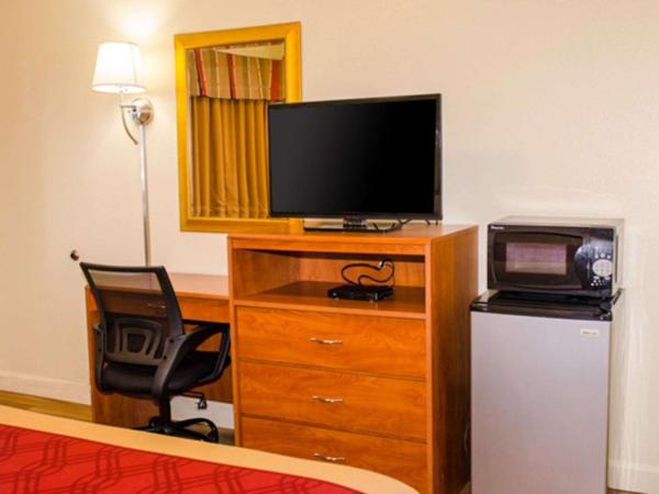 Econo Lodge East : photo 3 de la chambre chambre lit king-size