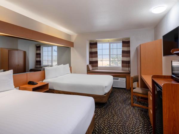 Microtel Inn & Suites by Wyndham Salt Lake City Airport : photo 4 de la chambre chambre deluxe avec 2 lits queen-size - non-fumeurs