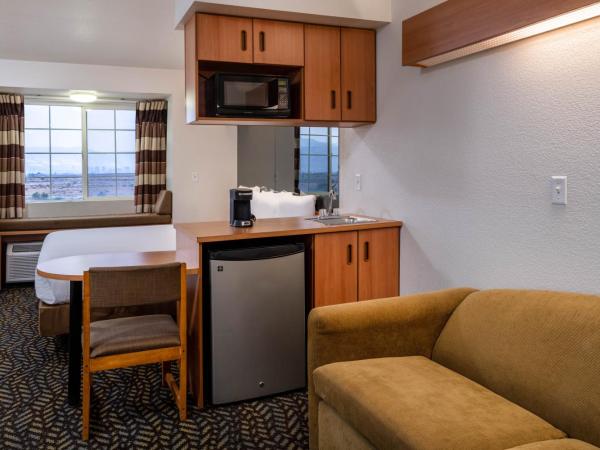 Microtel Inn & Suites by Wyndham Salt Lake City Airport : photo 7 de la chambre suite studio lit king-size - non-fumeurs