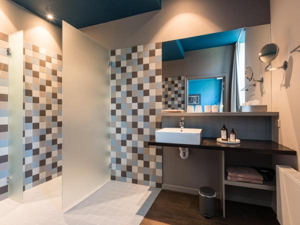 Zakske13 - Design Boutique B&B in Bruges city centre : photo 5 de la chambre chambre double - vue sur jardin