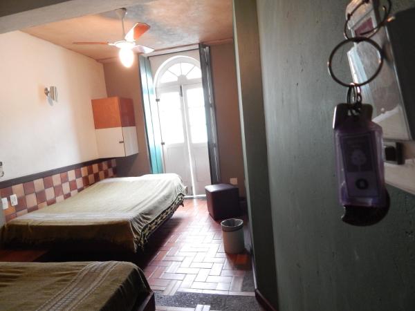 Laranjeiras Hostel : photo 4 de la chambre chambre triple avec salle de bains privative