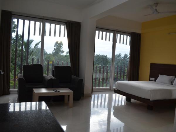 Grand Suites Yelahanka : photo 5 de la chambre chambre double deluxe avec balcon
