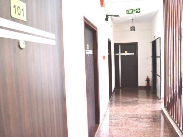 Grand Suites Yelahanka : photo 9 de la chambre chambre double deluxe avec balcon