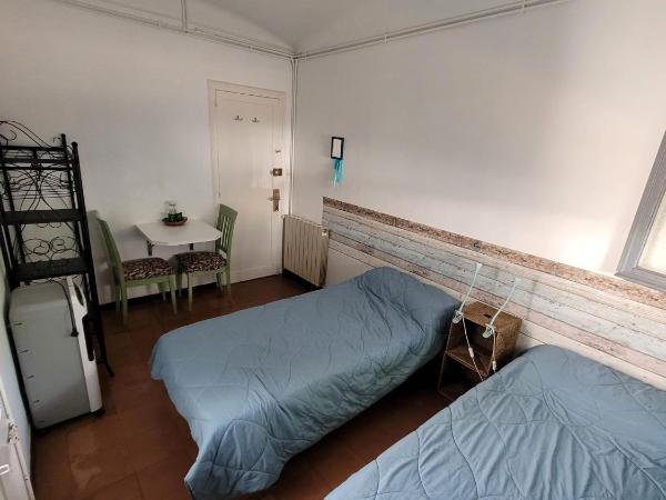 Can Cocollona : photo 2 de la chambre chambre lits jumeaux avec salle de bains commune