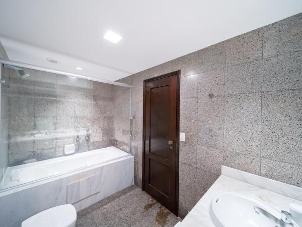 Bourbon Curitiba Hotel & Suítes : photo 2 de la chambre suite lit king-size avec baignoire spa