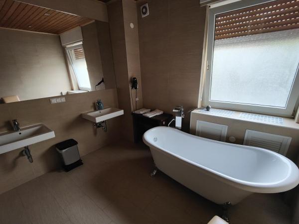 Wasserturm Hotel Mannheim : photo 1 de la chambre chambre double deluxe avec baignoire