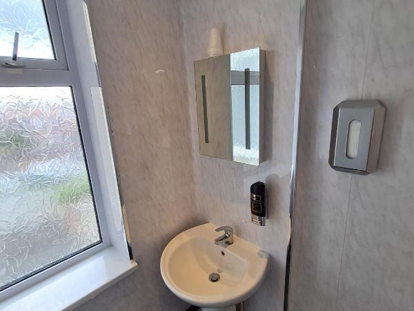 Queens Plaza Hotel : photo 5 de la chambre chambre familiale avec salle de bains privative