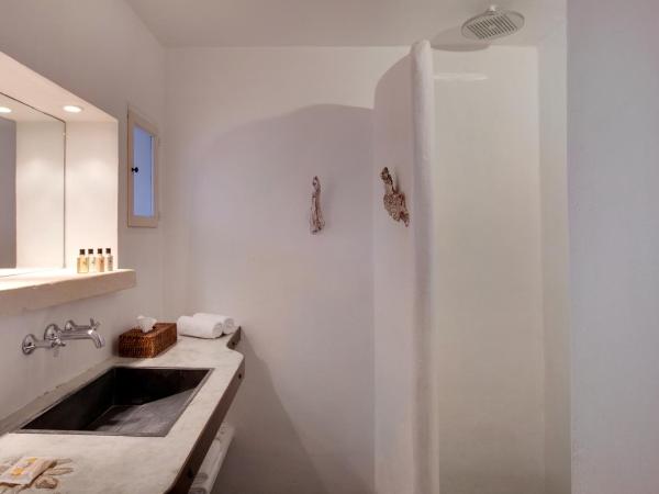 Lodge Sainte Helene Adult only : photo 8 de la chambre chambre double supérieure avec douche et vue sur lac
