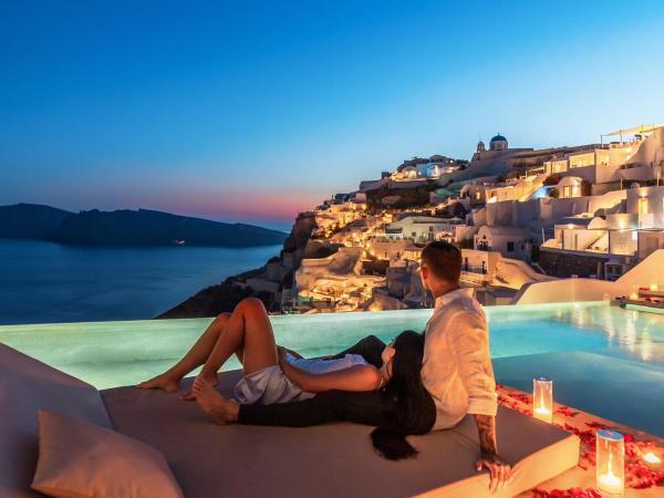 Echoes Luxury Suites : photo 5 de la chambre grande suite avec piscine à débordement extérieure privée - vue sur caldeira