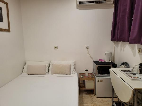 Barcelona Rooms 294 : photo 2 de la chambre petite chambre double Économique avec salle de bains privative