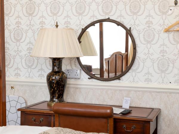 Royal Hotel : photo 4 de la chambre chambre avec lit à baldaquin