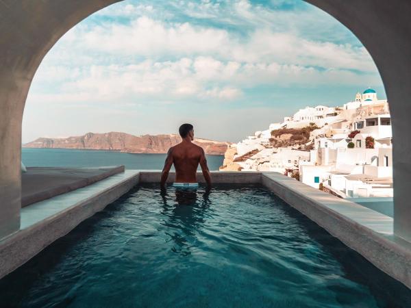 Echoes Luxury Suites : photo 4 de la chambre suite majestic avec petite piscine extérieure chauffée privée - vue sur caldeira