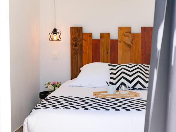 HôTEL LES VOLETS ROUGES - CASSIS : photo 4 de la chambre petite chambre double sans terrasse