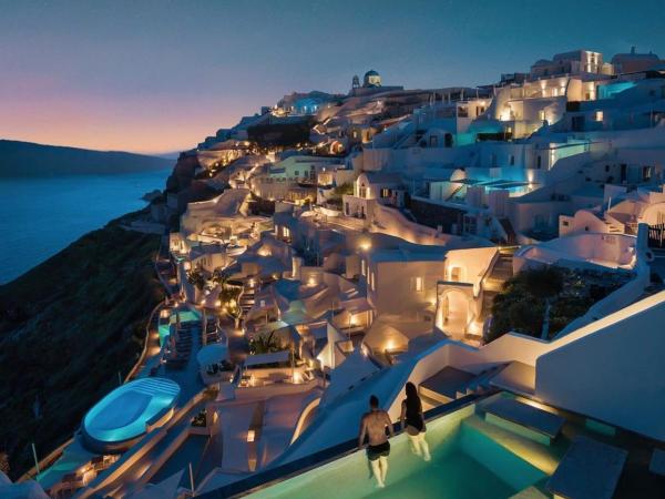 Echoes Luxury Suites : photo 2 de la chambre grande suite avec piscine à débordement extérieure privée - vue sur caldeira