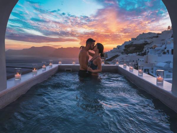 Echoes Luxury Suites : photo 1 de la chambre suite majestic avec petite piscine extérieure chauffée privée - vue sur caldeira