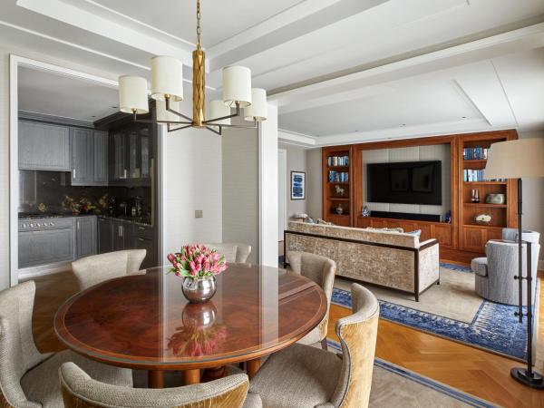 Four Seasons Hotel London at Ten Trinity Square : photo 3 de la chambre one bedroom city view hotel residence