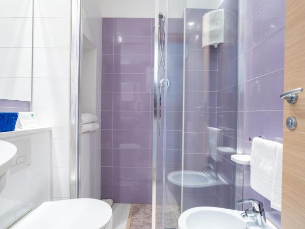 Hotel Montmartre : photo 9 de la chambre chambre - vue sur mer