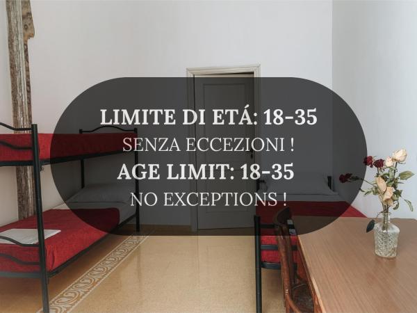 Salerno Experience HOSTEL- Age Limit 18-35 : photo 2 de la chambre chambre quadruple avec salle de bains commune