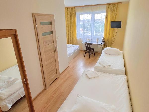 Hostel DV Morski - z prywatnymi łazienkami : photo 1 de la chambre chambre triple avec salle de bains