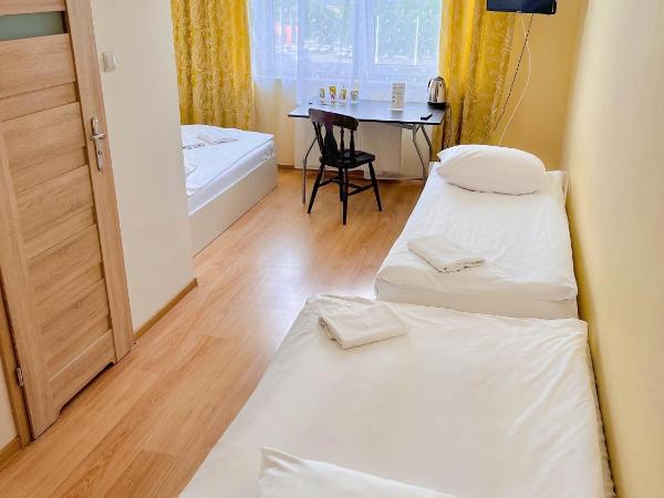 Hostel DV Morski - z prywatnymi łazienkami : photo 2 de la chambre chambre triple avec salle de bains