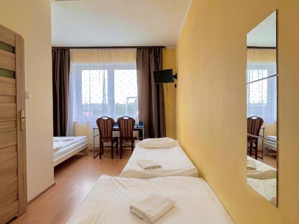 Hostel DV Morski - z prywatnymi łazienkami : photo 3 de la chambre chambre triple avec salle de bains