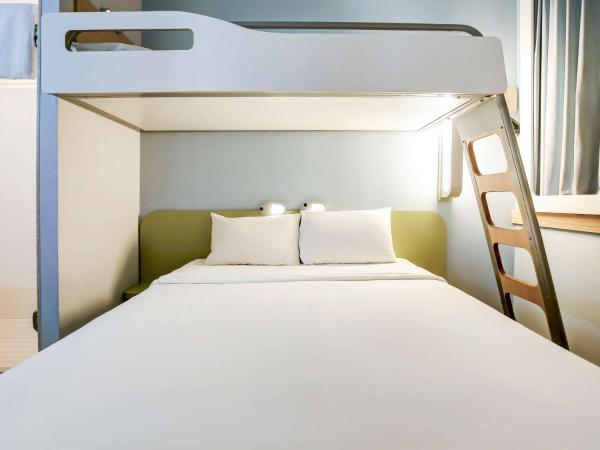 ibis budget RJ Copacabana : photo 1 de la chambre chambre triple avec lit double et lit superposé