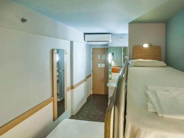 ibis budget RJ Copacabana : photo 2 de la chambre chambre triple avec lit double et lit superposé