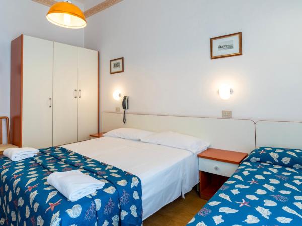 Hotel Milanese : photo 4 de la chambre chambre triple - vue latérale sur mer