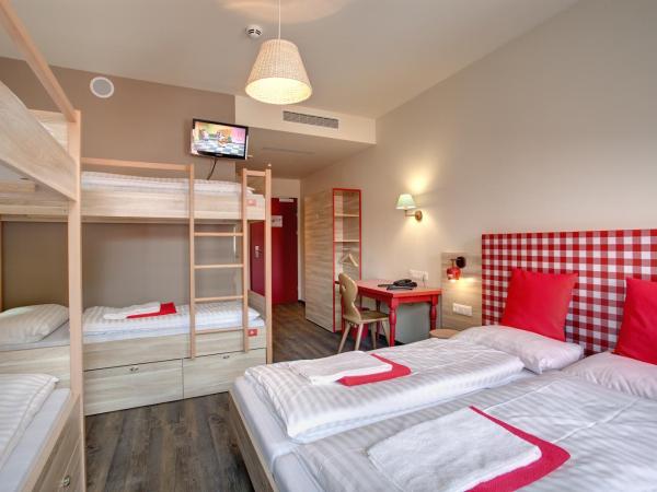 MEININGER Hotel Salzburg City Center : photo 5 de la chambre hébergement 6 lits